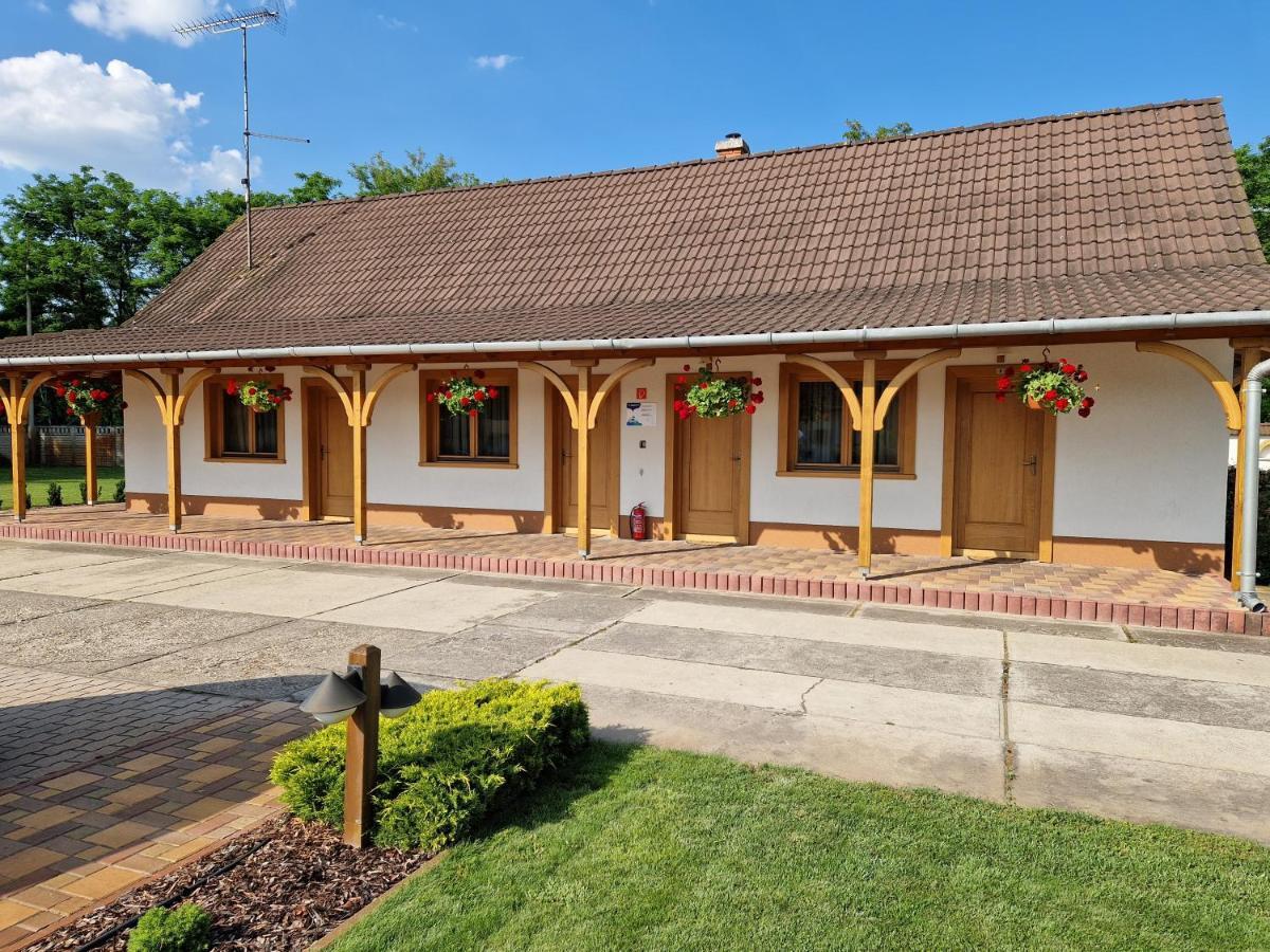 Csalánosi Vendégház Kecskemét Esterno foto