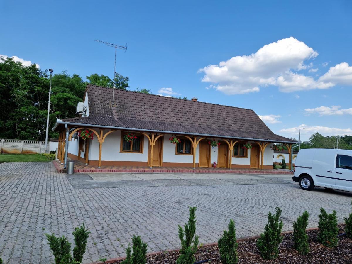 Csalánosi Vendégház Kecskemét Esterno foto